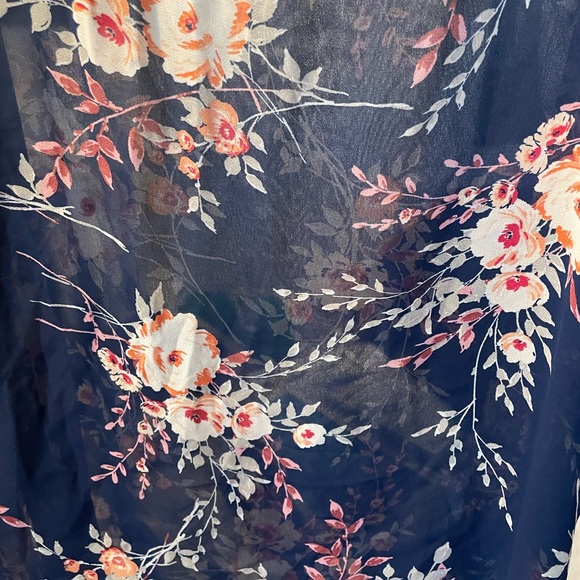 Beautiful floral blouse - Picture 2 of 2